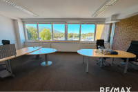 Svetle pisarne na Tržaški, ob AC