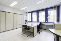 TRI PISARNE V CENTRU, ZAKLJUČENA CELOTA, S ČAKALNICO IN SANITARIJAMI