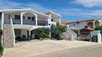 Vir, hiša s 4 apartmaji 190m od plaže