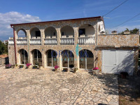 Vir, lepo vzdrževana hiša s 4 apartmaji v bližini morja