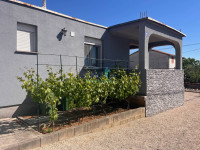 Vodice, hiša s 3 apartmaji in veliko parcelo