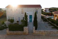 Zadar, Ugljan - Mediteranska vila v bližini gradu Califfi