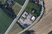 ZEMLJIŠČE Z DOSTOPOM ZA TOVORNJAKE IN PISARNAMI