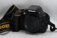 Nikon d5600 + nikkor 18-105mm + 4 baterije