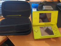 Nintendo DS Lite, rumen, s torbico in igro