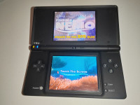 Nintendo DSi z originalnim polnilcem