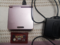 Nintendo GameBoy Advance SP s Pokemon Ruby Edition in polnilcem