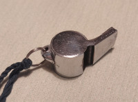 PIŠČALKA KOVINSKA ZA ŠPORTE Z ŽOGO