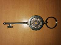 Obesek za ključe,velik kovinski ključ