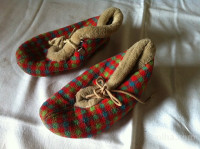 Starinski copatki za dojenčka, stari več kot 50 let, naprodaj