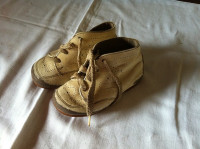 Starinski otroški prvi čeveljčki naprodaj