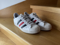 Adidas Superstar (beli z rdeče-črnimi črtami)
