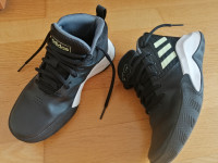 Adidas športni copati št. 32