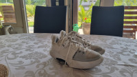 Fantovske usnjene superge Jordan bele, št. 38,5