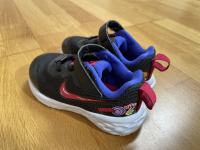 Nike REVOLUTION otroški tekaški copati št. 25