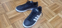 Otroški čevelj Adidas črni za prosti čas prodam