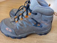 Pohodni čevlji Goretex št. 31