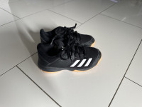 Ugodno prodam otroške dvoranske teniske Adidas, št. 31