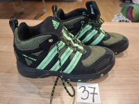 Visoki pohodni čevlji Adidas 37
