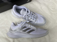 Adidas bele telovadne copate št 42