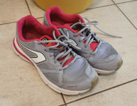 Dobre Decathlon ženske superge št. 39, 24.5cm