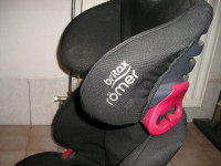 Dva otroška avtosedeža in jahača