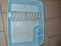 lepo ohranjen odcejevalnik za posodo, modre barve