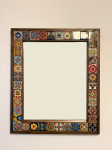 Ogledalo z lesenim okvirjem in keramiko