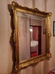 ogledalo z masivnim zlatim ornamentnim okvirjem