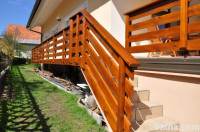 Roč za balkonsko ograjo