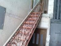 stara kovana ograja s stopniščem