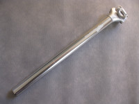 Sedežna opora 27,0 mm. pomik je 10 mm, dolžina 45 cm, alu srebrna