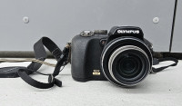 Digitalni fotoaparat Olympus SP-560  Popolno delujoč  Stanje razvidno