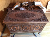 izrezljane skrinje in mize