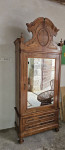 Stara lesena omara z ogledalom