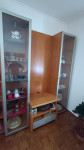 Vitrina/Dnevni regal s prostorm za TV