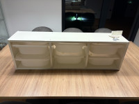 Omarica nad/zraven previjalne mize