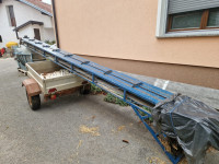 Tekoči trak za kvadrataste bale