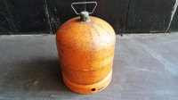 Oranžna 3 kg plinska jeklenka z 1,6 kg plina v njej