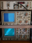 Merilni instrumenti - 2 osciloskopa, spektralni analiz., tracking gen.