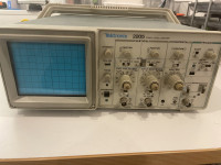 Tektronix 2205 20 MHz osciloskop