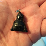 Obesek Buda, iz črnega kamna