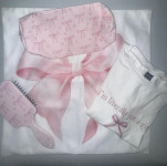 Darilni paket z motivom roza mašnic