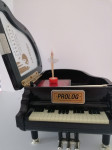 okrasni mini klavir z glasbo in baletko