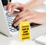Zabavna tabla "Leave me alone, I'm busy"
