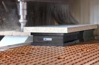 Vpenjalna oprema Schmalz za sisteme utorovnih “raster” miz CNC strojev