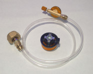 Adapter za polnjenje malih plinskih jeklenk za kampiranje.