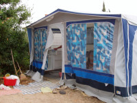 Celoletni baldahin, predprostor za počitniško prikolico