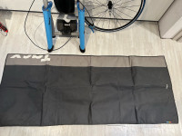 Trenazer za kolo Tacx z dodatki