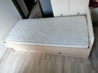Otroška pojstla z vzmetnico